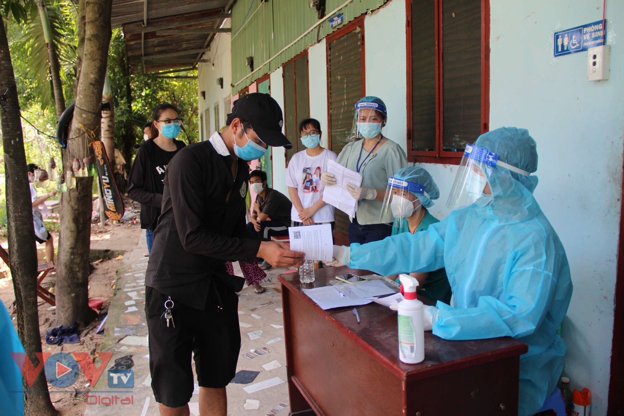 Đội tiêm lưu động của TP.HCM tiêm vaccine Covid-19 cho người dân khu vực phong toả - Ảnh 8.