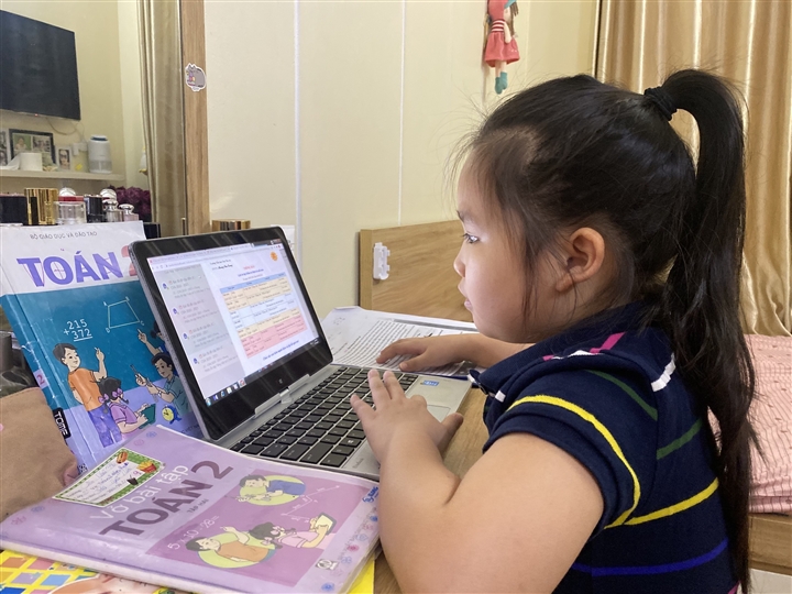 Học sinh tiểu học tại Hà Nội kiểm tra học kỳ trực tuyến thế nào? - Ảnh 1.