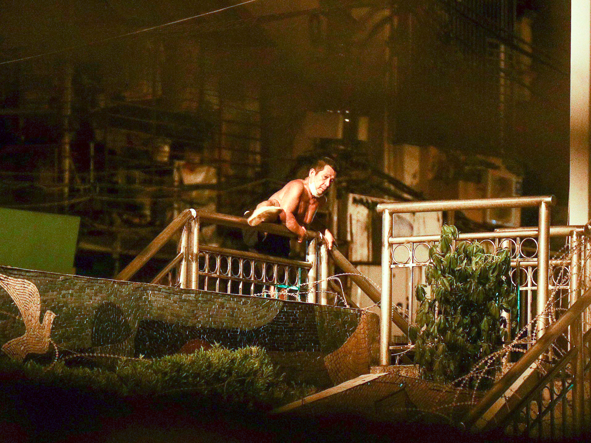 Một số người dân trèo rào trong đêm ở phường Chương Dương, định trốn khỏi vùng phong tỏa - Ảnh 2.