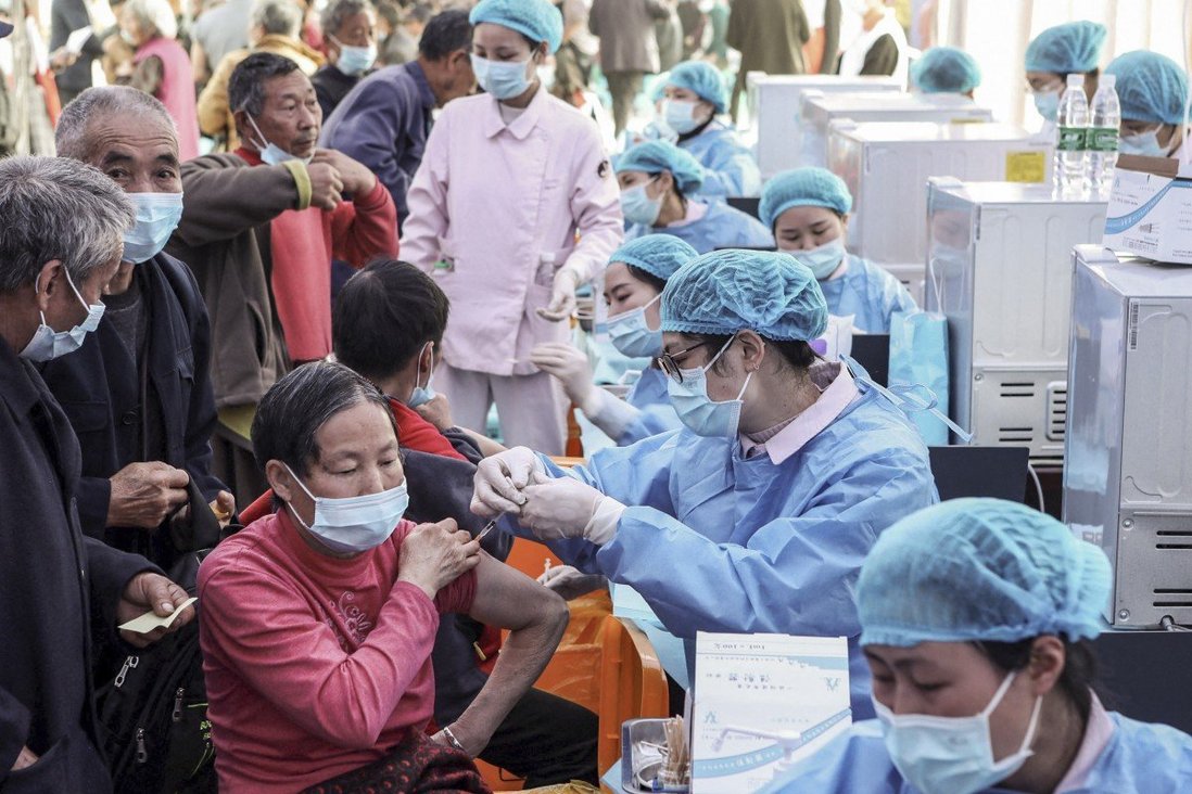 Trung Quốc cân nhắc tiêm mũi vaccine COVID-19 thứ ba cho nhóm dễ tổn thương - Ảnh 1.