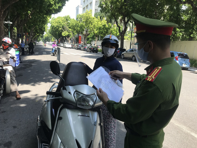 Hà Nội xử phạt hơn 800 trường hợp vi phạm phòng chống dịch - Ảnh 1.