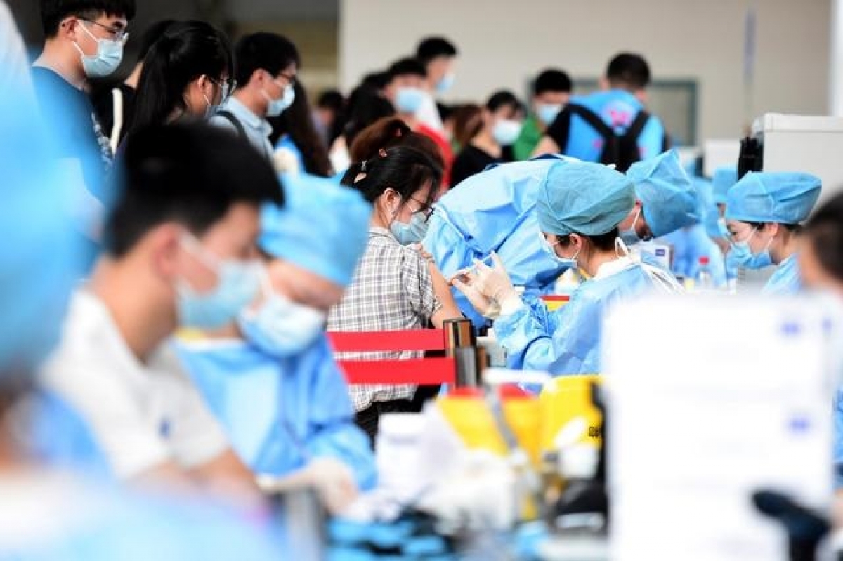 Trung Quốc truy cứu trách nhiệm người để lây Covid-19 do chưa tiêm vaccine - Ảnh 1.