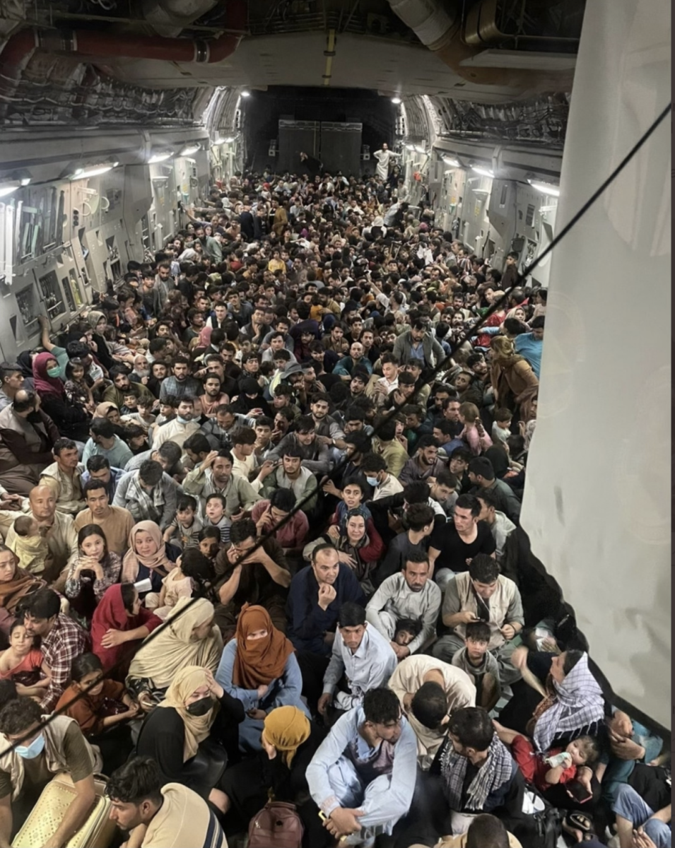Máy bay quân sự Mỹ chở kỷ lục 823 người một chuyến rời Kabul - Ảnh 2.