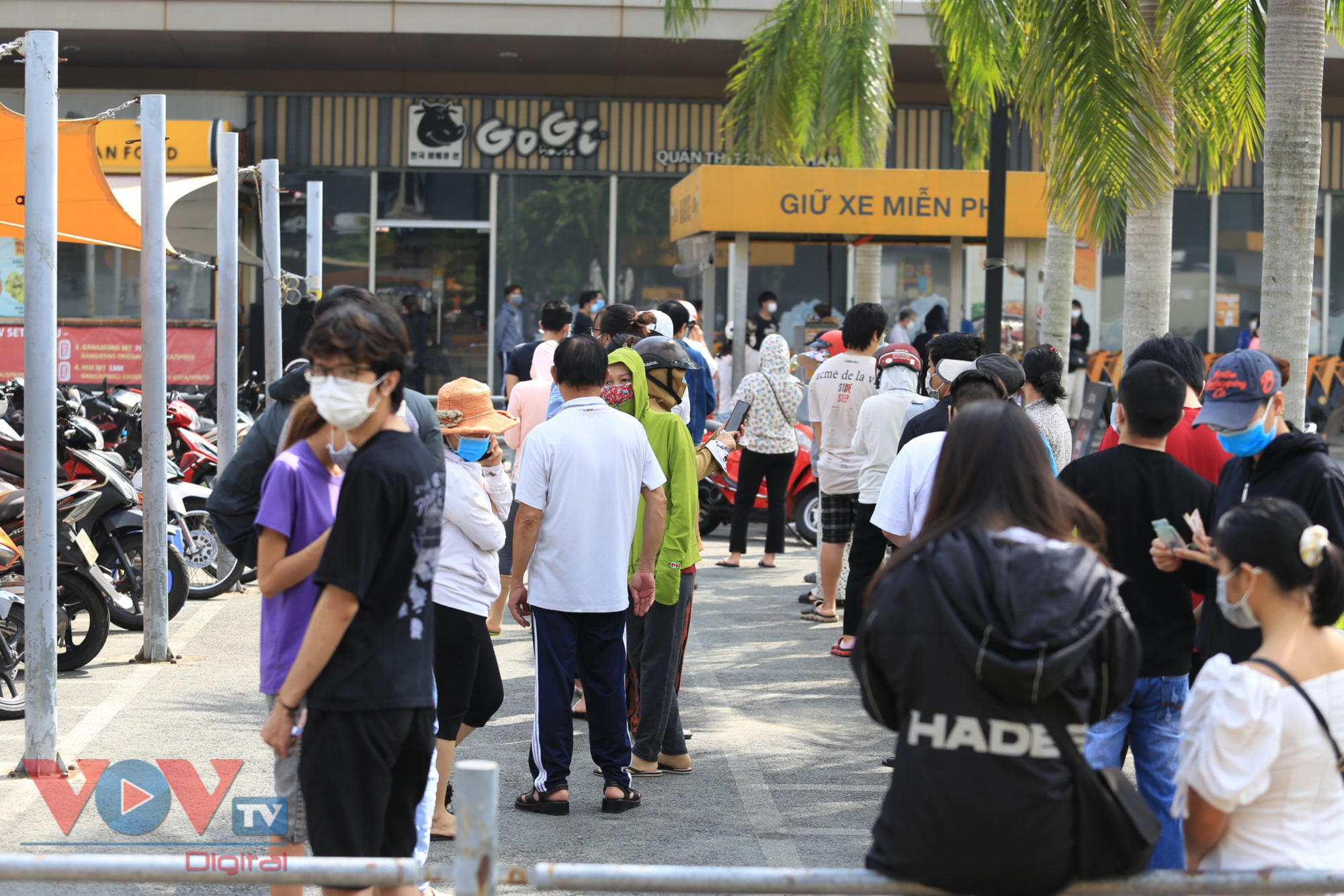 Từ sáng sớm, tại siêu thị Emart trên đường Phan Văn Trị (quận Gò Vấp), dòng người xếp hàng dài lê thê chờ khai báo y tế, đo thân nhiệt để vào mua thực phẩm