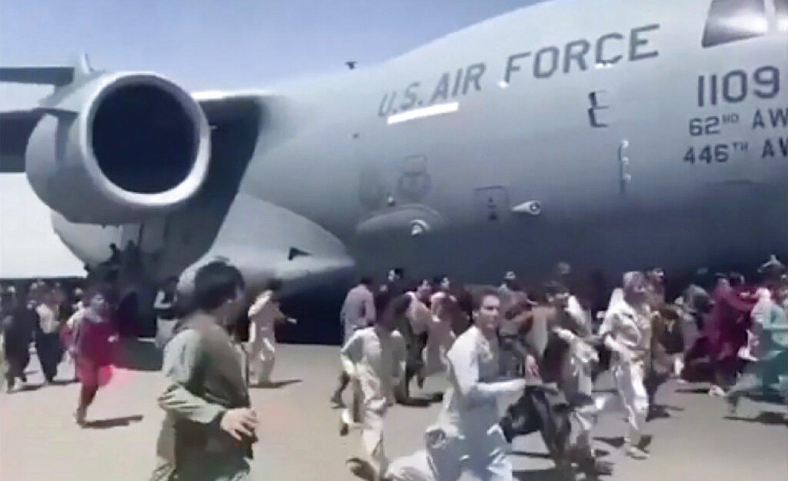 Máy bay quân sự Mỹ chở kỷ lục 823 người một chuyến rời Kabul - Ảnh 3.