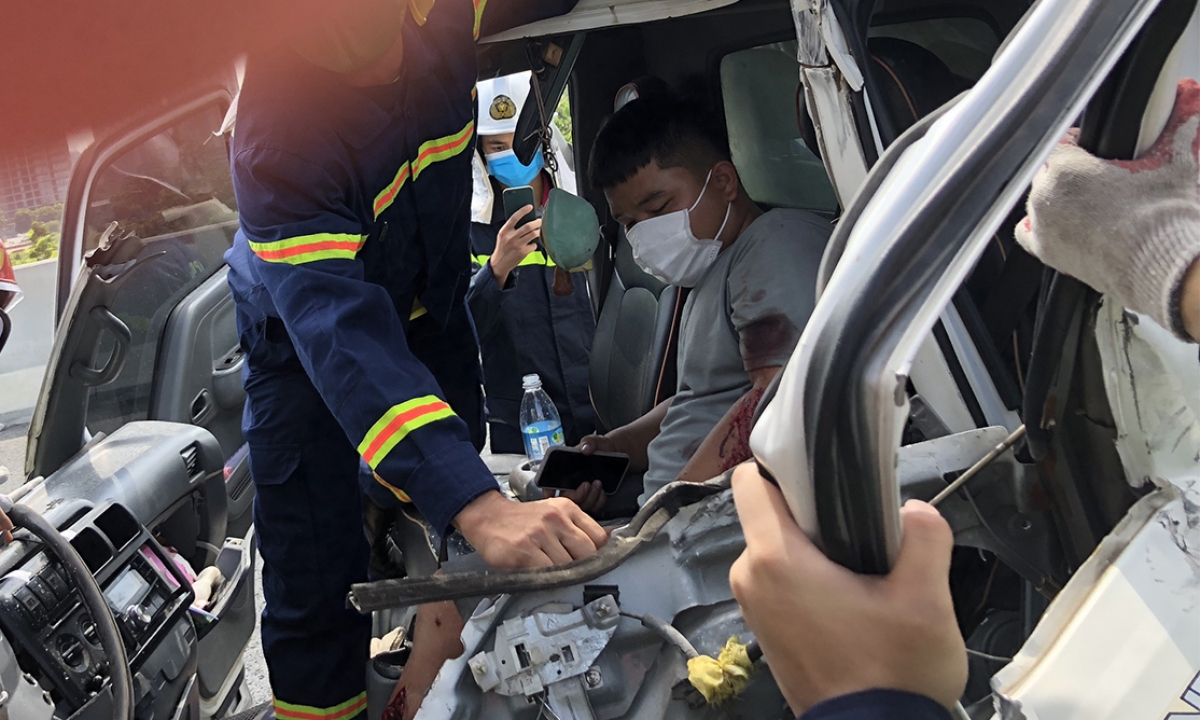 Hà Nội: Cảnh sát phá ca bin cứu tài xế sau vụ tai nạn - Ảnh 1.