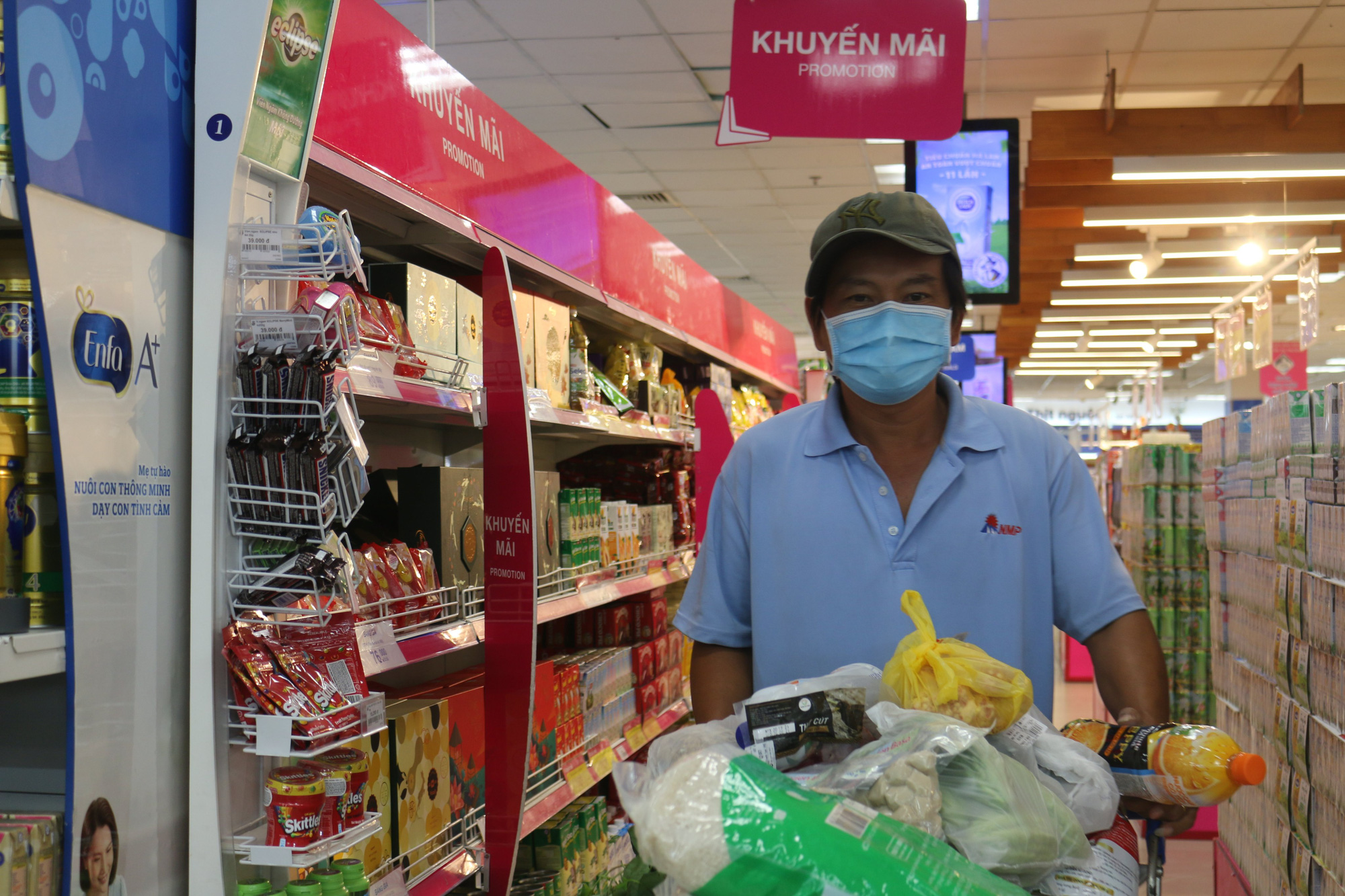 Nhiều siêu thị ở TP.HCM sáng nay bớt cảnh chen chúc mua hàng - Ảnh 1.