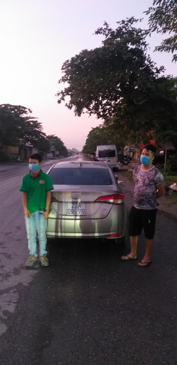 Hà Nội: Nam thanh niên trốn trong cốp xe để thông chốt kiểm dịch - Ảnh 4.