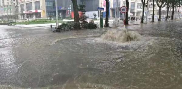 Hà Nam, Trung Quốc phát đi báo động đỏ vì mưa lớn - Ảnh 1.