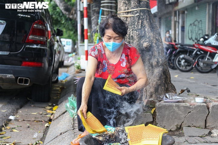 Vỉa hè, lòng đường Hà Nội nghi ngút khói ngày rằm tháng 7 - Ảnh 11.