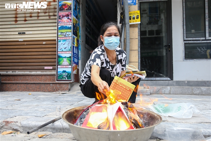 Vỉa hè, lòng đường Hà Nội nghi ngút khói ngày rằm tháng 7 - Ảnh 9.