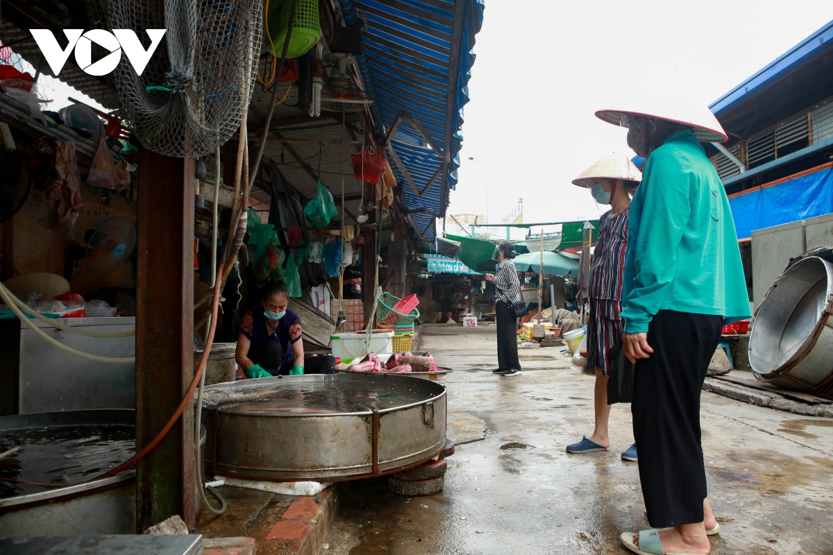 Chợ Đồng Xa (Hà Nội) mở cửa sau 21 ngày phong tỏa - Ảnh 20.