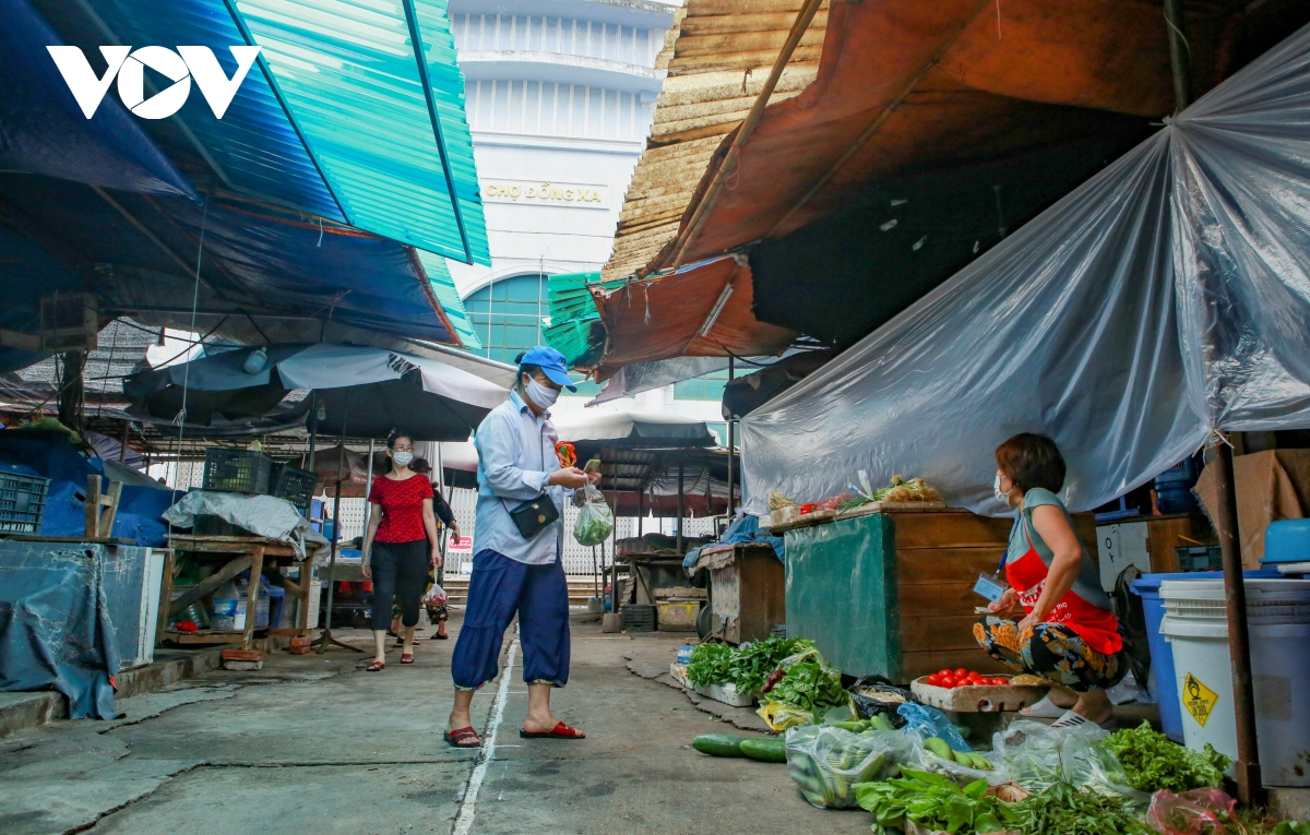 Chợ Đồng Xa (Hà Nội) mở cửa sau 21 ngày phong tỏa - Ảnh 21.