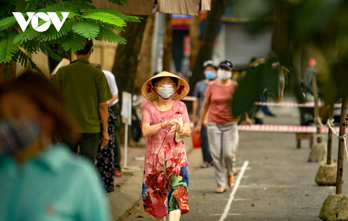 Chợ Đồng Xa (Hà Nội) mở cửa sau 21 ngày phong tỏa - Ảnh 3.