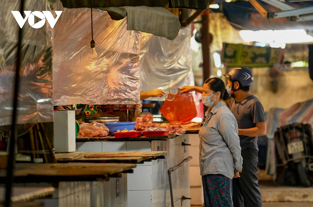 Chợ Đồng Xa (Hà Nội) mở cửa sau 21 ngày phong tỏa - Ảnh 13.