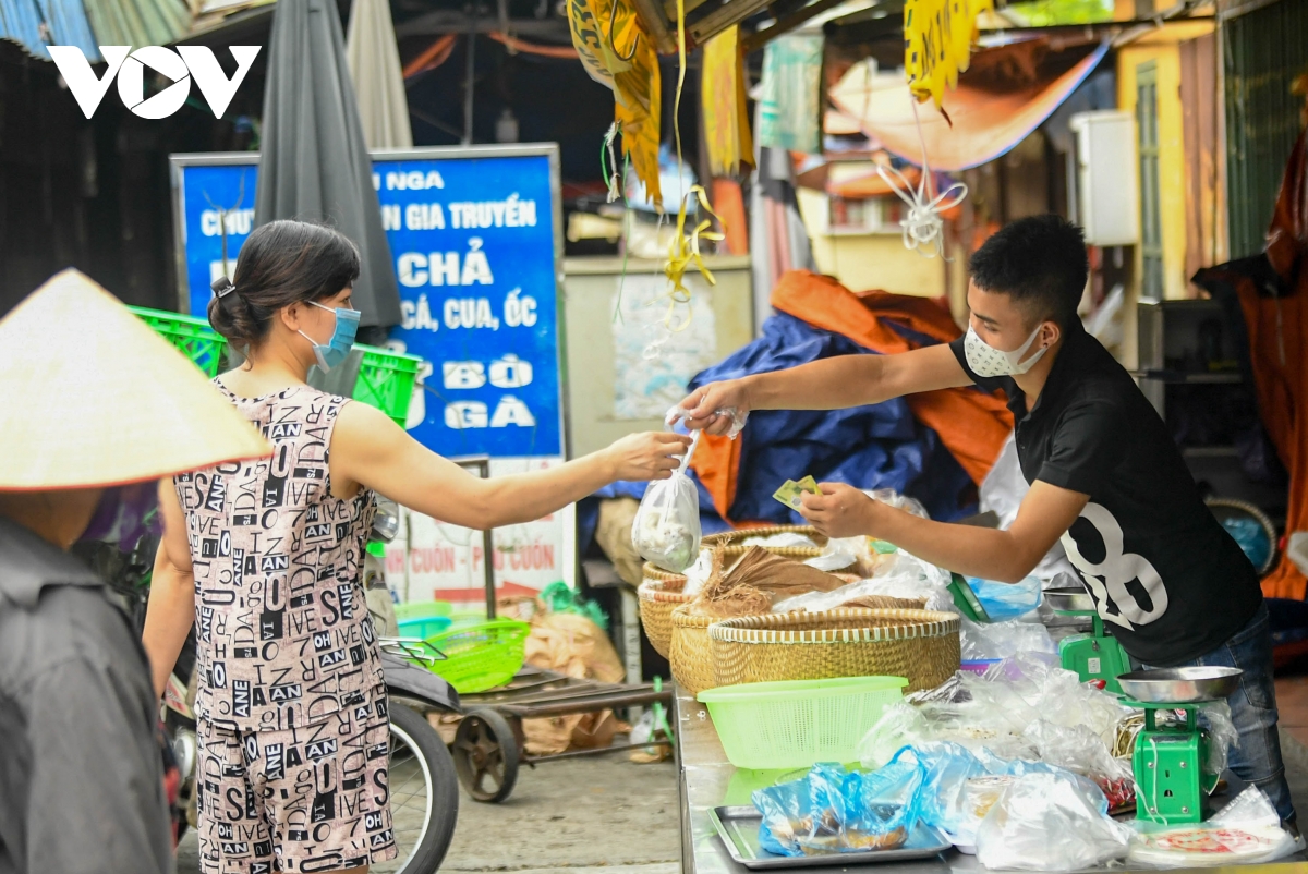 Chợ Đồng Xa (Hà Nội) mở cửa sau 21 ngày phong tỏa - Ảnh 11.