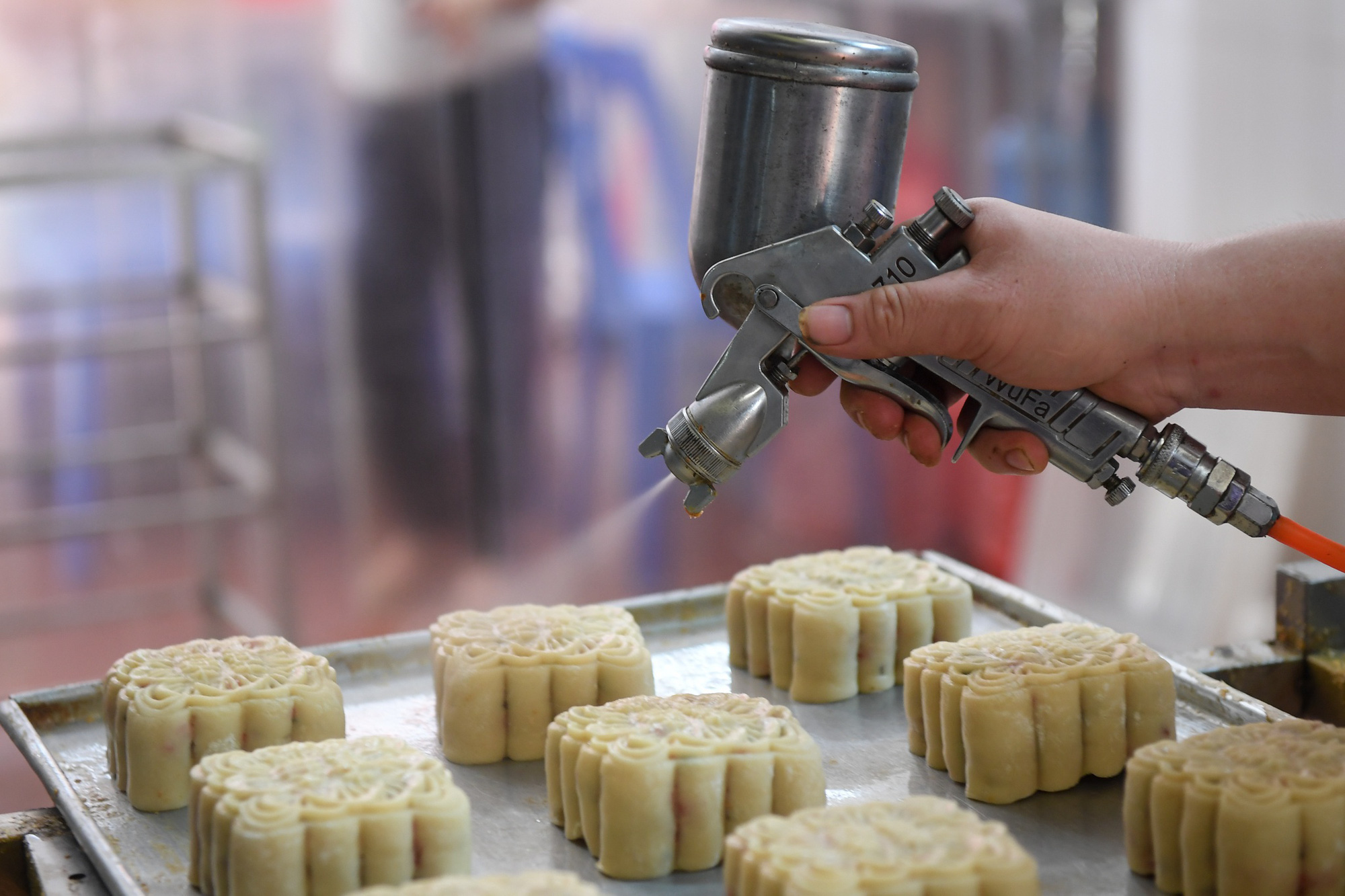 Nhiều doanh nghiệp dừng sản xuất bánh Trung thu - Ảnh 1.