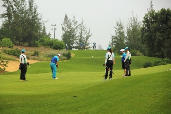 2 cán bộ ở Bình Định chơi golf: Tạm đình chỉ Giám đốc Trung tâm xúc tiến du lịch - Ảnh 1.