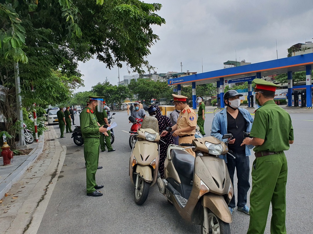 Hà Nội xử phạt 958 trường hợp vi phạm công tác phòng, chống dịch - Ảnh 1.