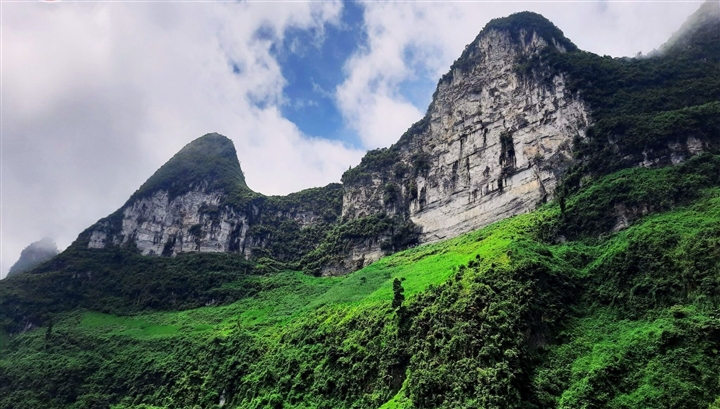 Đường chinh phục ‘Vách đá thần’ trên đỉnh núi Cô Tiên hớp hồn dân du lịch - Ảnh 2.