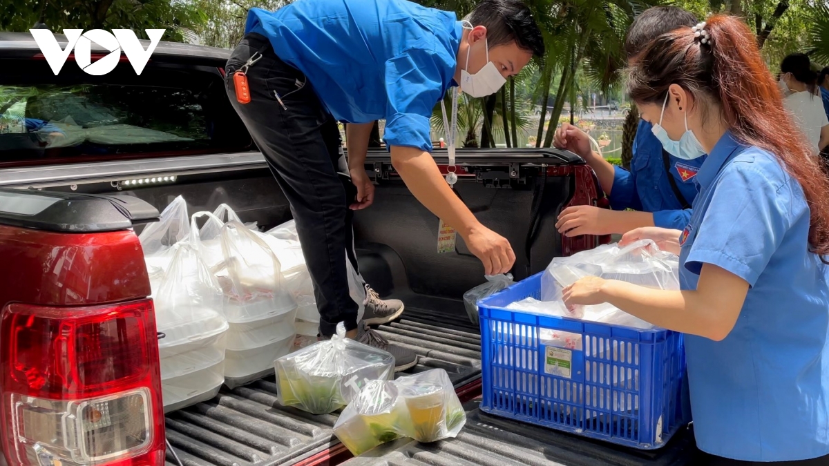 Bếp ăn 0 đồng giúp người dân nghèo tại Hà Nội yên tâm 'ở tại chỗ' trong mùa dịch - Ảnh 12.