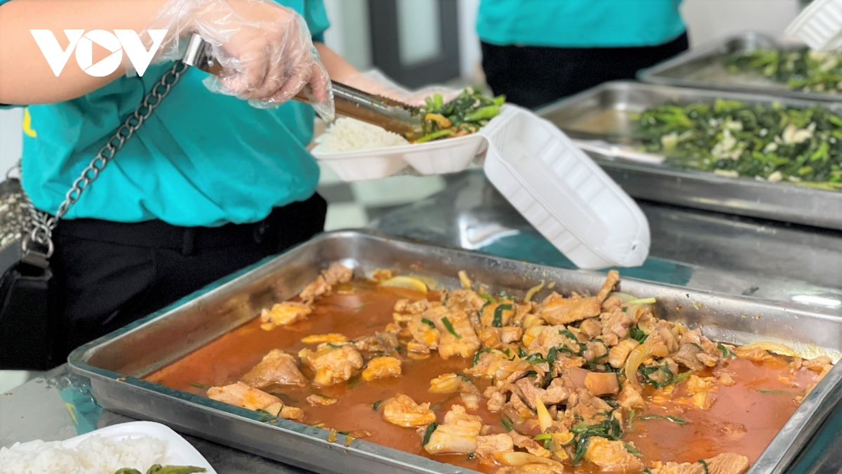 Bếp ăn 0 đồng giúp người dân nghèo tại Hà Nội yên tâm 'ở tại chỗ' trong mùa dịch - Ảnh 3.