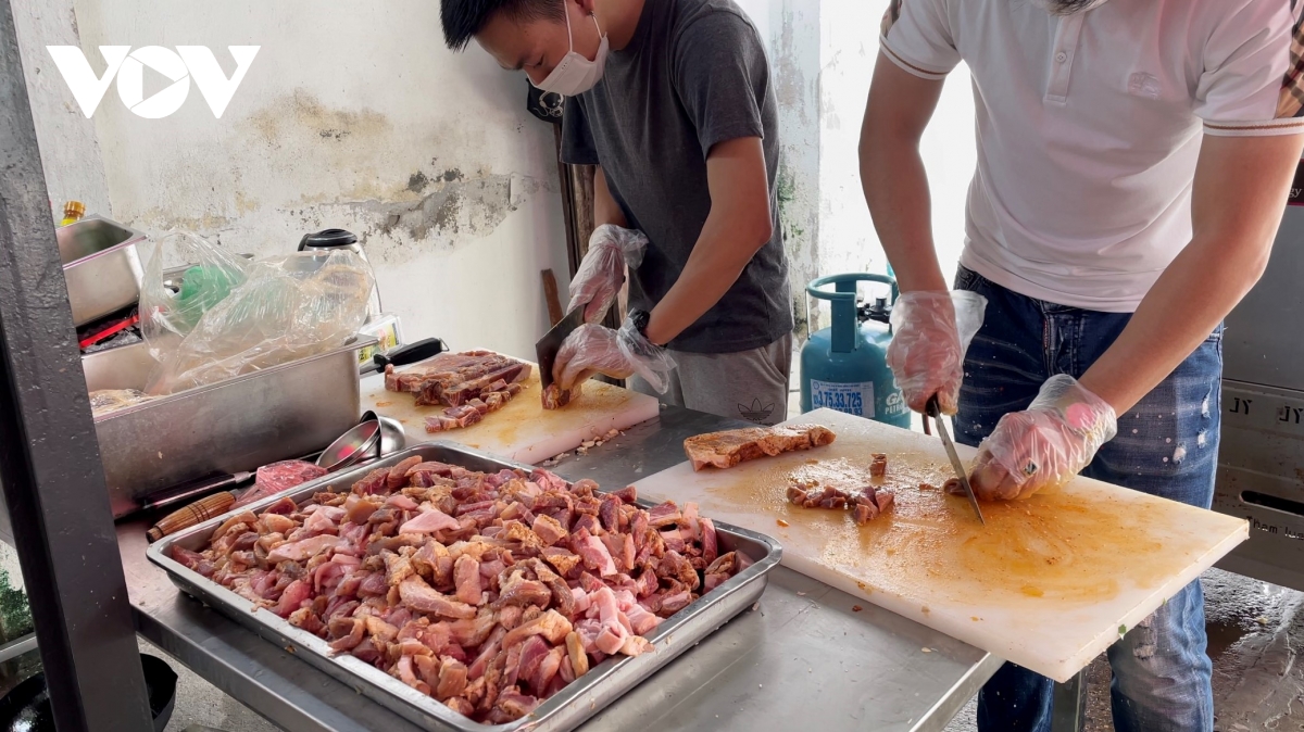 Bếp ăn 0 đồng giúp người dân nghèo tại Hà Nội yên tâm 'ở tại chỗ' trong mùa dịch - Ảnh 4.