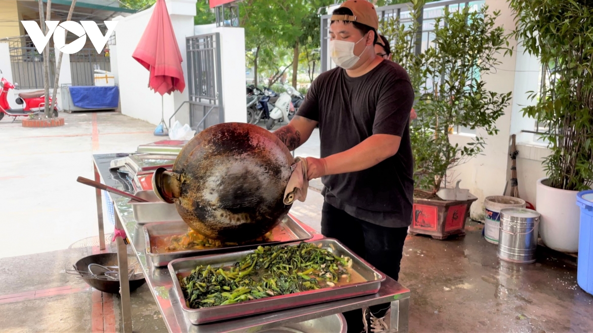 Bếp ăn 0 đồng giúp người dân nghèo tại Hà Nội yên tâm 'ở tại chỗ' trong mùa dịch - Ảnh 5.