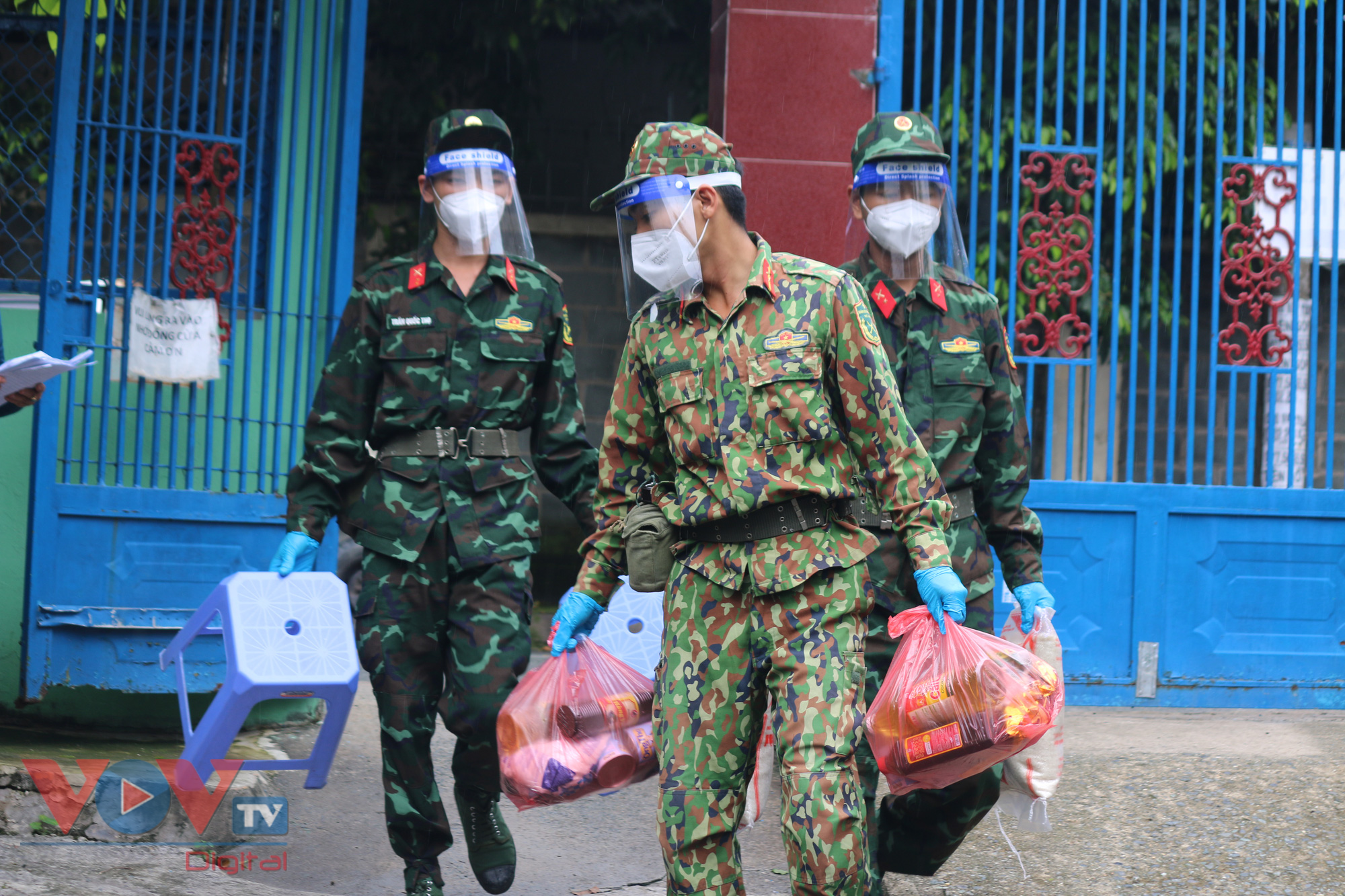 Chùm ảnh: Chiến sĩ bộ đội 'đi chợ', khám chữa bệnh cho người dân TP.HCM - Ảnh 7.