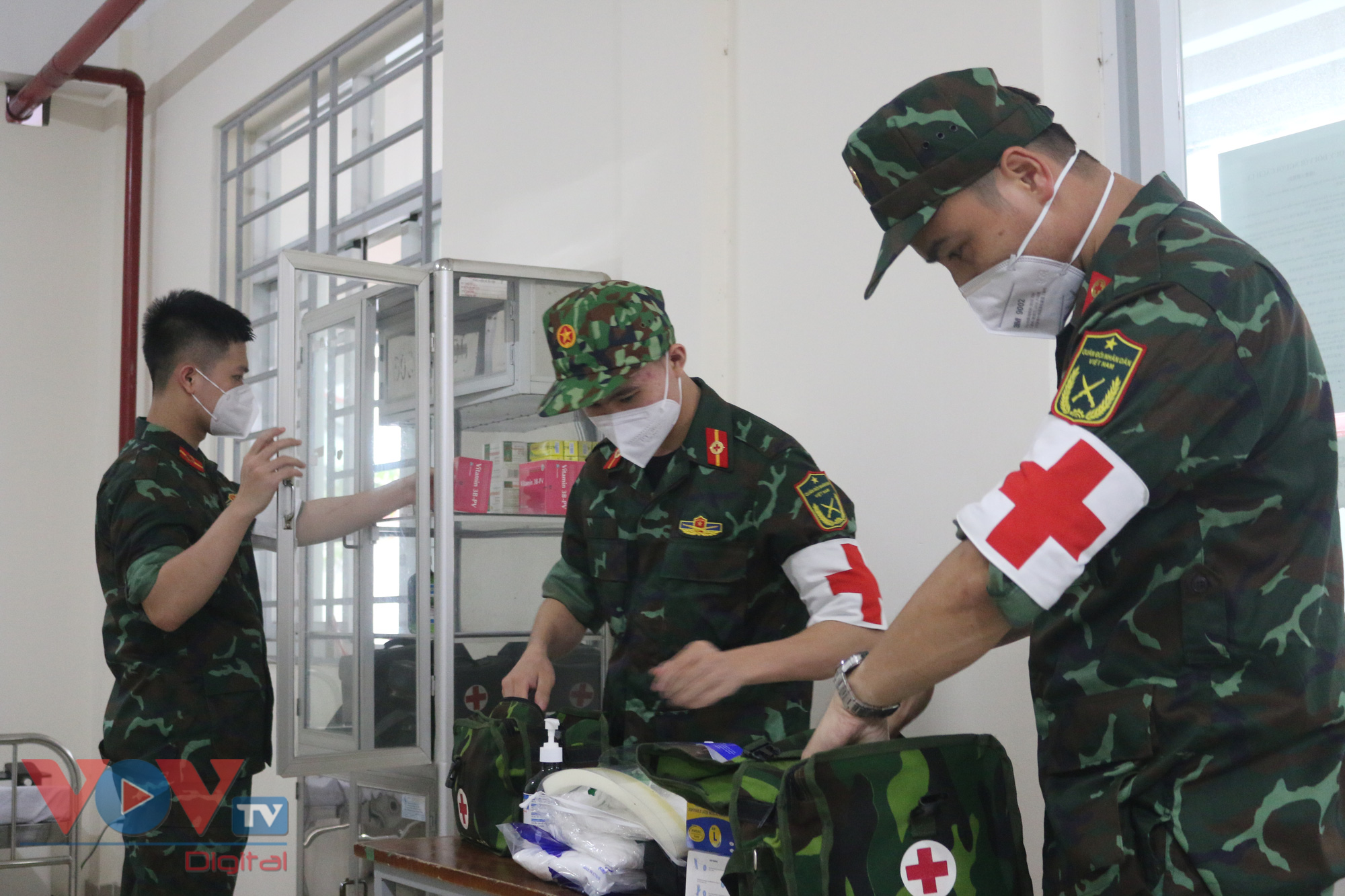 Chùm ảnh: Chiến sĩ bộ đội 'đi chợ', khám chữa bệnh cho người dân TP.HCM - Ảnh 9.