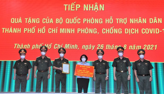 Quân đội trao tặng hàng trăm nghìn phần quà cho nhân dân TP.HCM - Ảnh 1.
