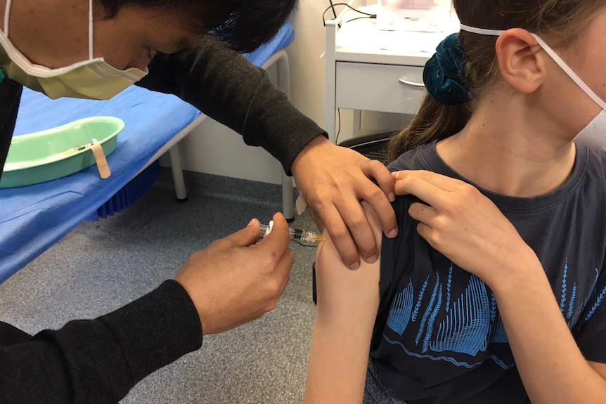 Australia cấp phép tiêm vaccine cho trẻ em từ 12 đến 15 tuổi - Ảnh 1.
