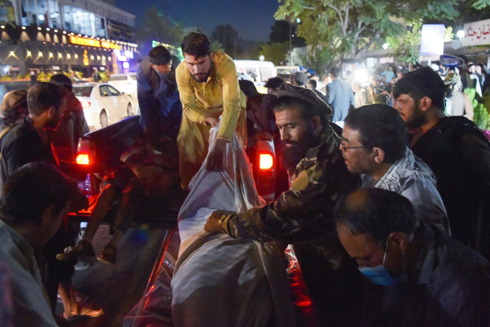Vụ đánh bom liên hoàn sân bay Kabul đã khiến Nhà Trắng 'hỗn loạn' - Ảnh 2.