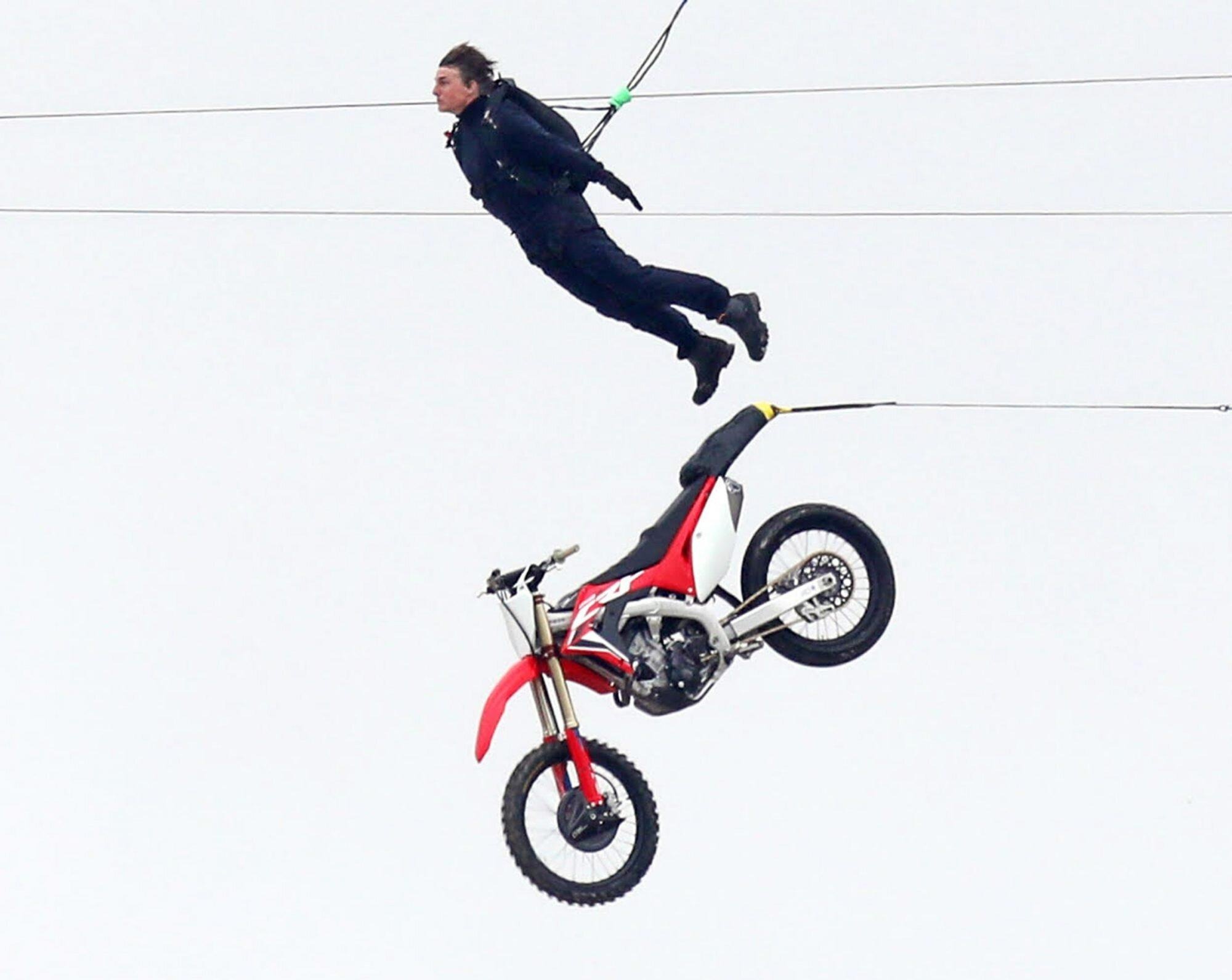 Tom Cruise diễn cảnh lao môtô xuống vực 13.000 lần - Ảnh 1.