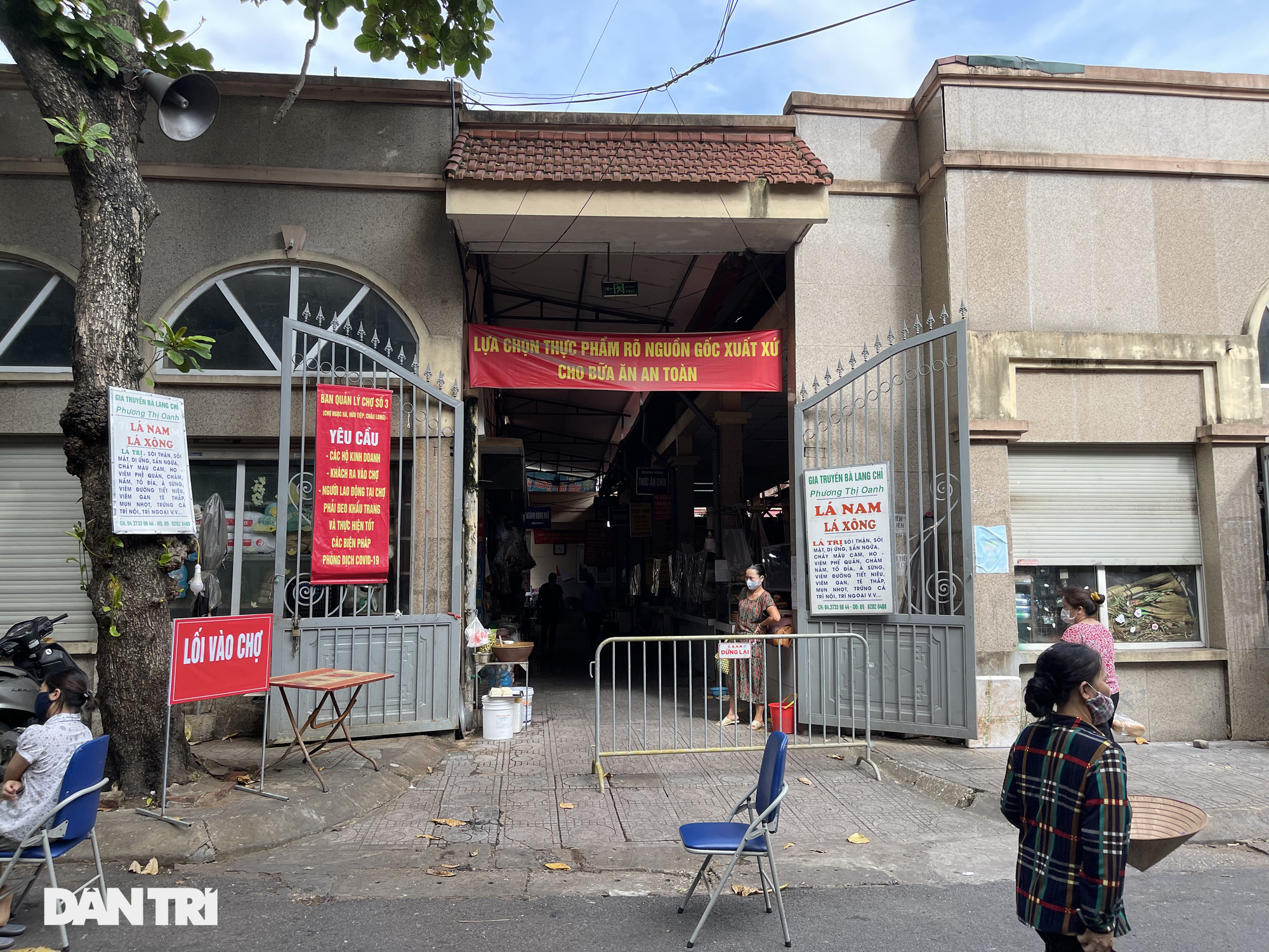 Hà Nội tạm dừng hoạt động chợ Ngọc Hà do có tiểu thương dương tính - Ảnh 1.