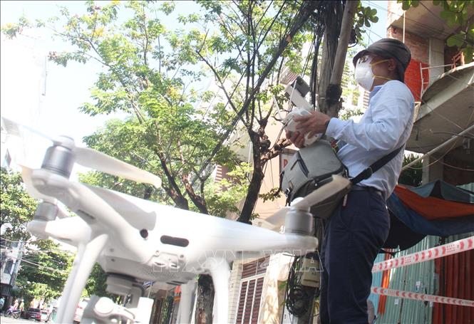 Đà Nẵng dùng flycam kiểm soát người dân chấp hành phòng, dịch tại các ngõ hẻm - Ảnh 1.