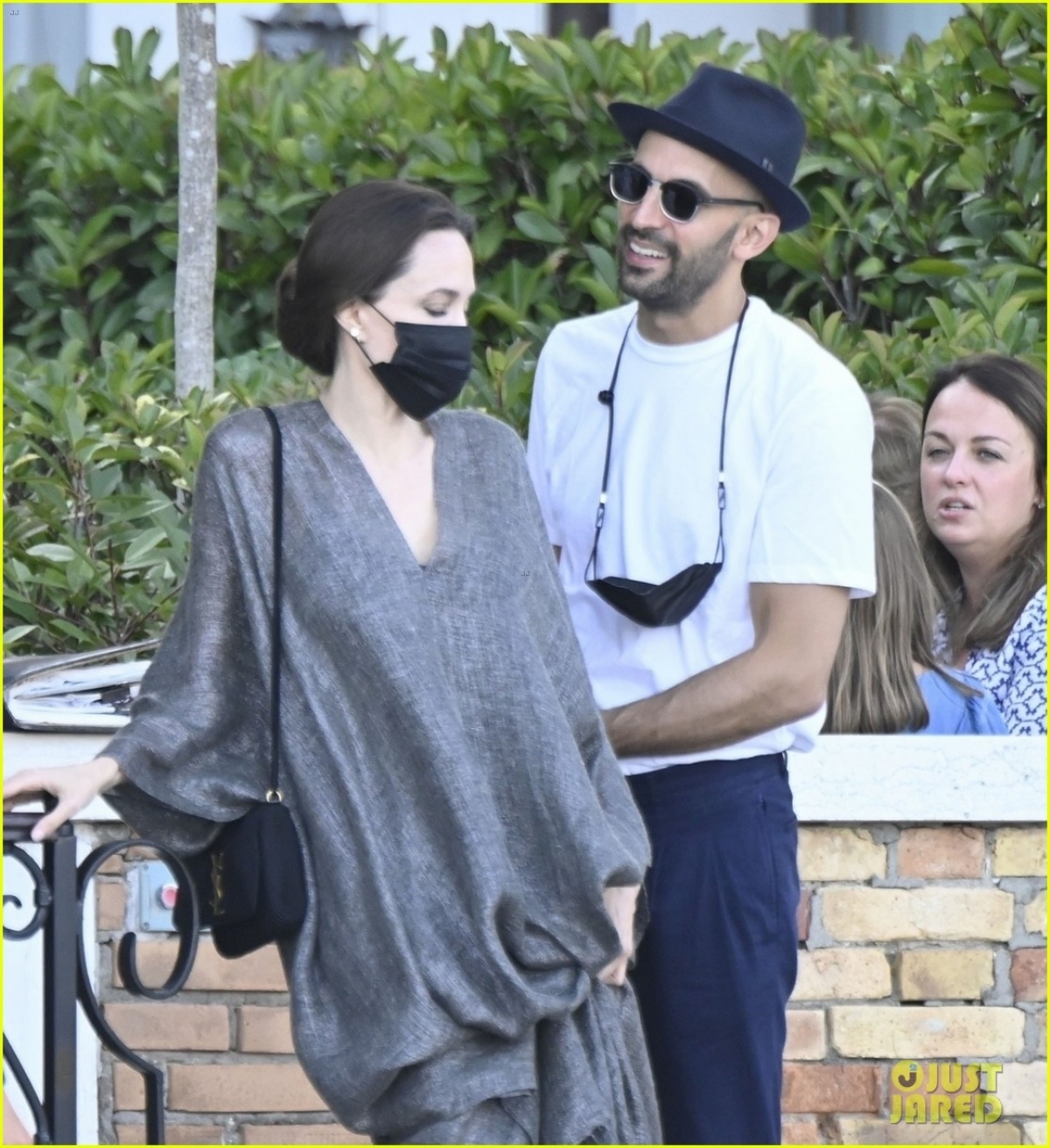 Angelina Jolie thanh lịch đi mua sắm cùng con gái cưng - Ảnh 4.