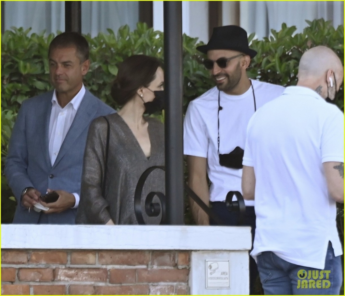 Angelina Jolie thanh lịch đi mua sắm cùng con gái cưng - Ảnh 6.
