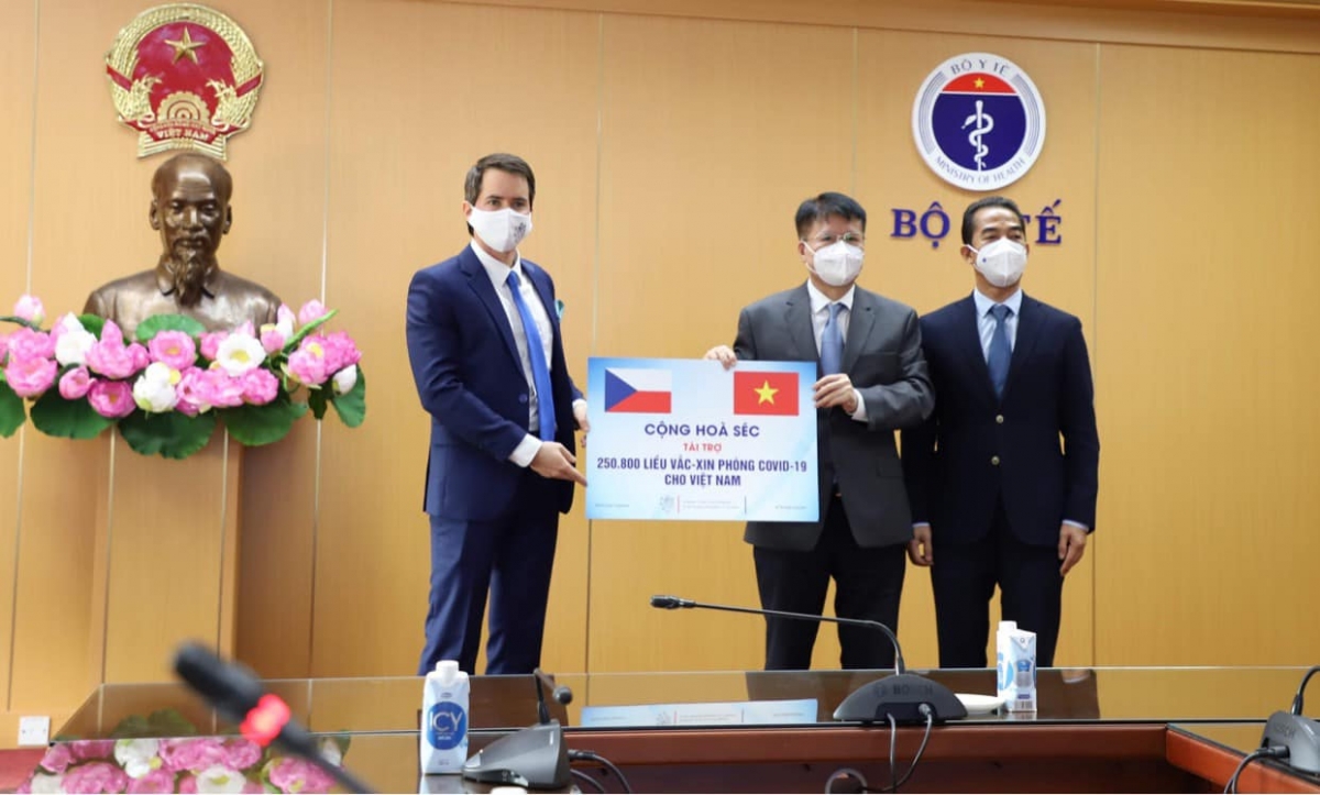 Việt Nam tiếp nhận hơn 250.000 liều vaccine COVID-19 do Séc trao tặng - Ảnh 1.