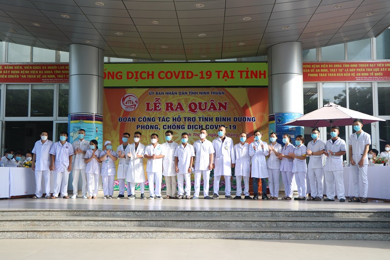 Đoàn y, bác sĩ Ninh Thuận lên đường hỗ trợ Bình Dương chống dịch - Ảnh 1.
