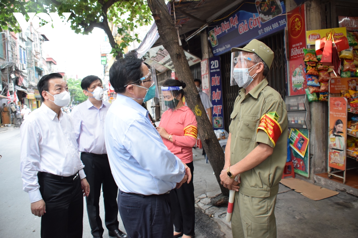 Thị sát 'điểm nóng' COVID-19 tại Hà Nội, Thủ tướng đề nghị kiện toàn ngay lãnh đạo phường - Ảnh 1.