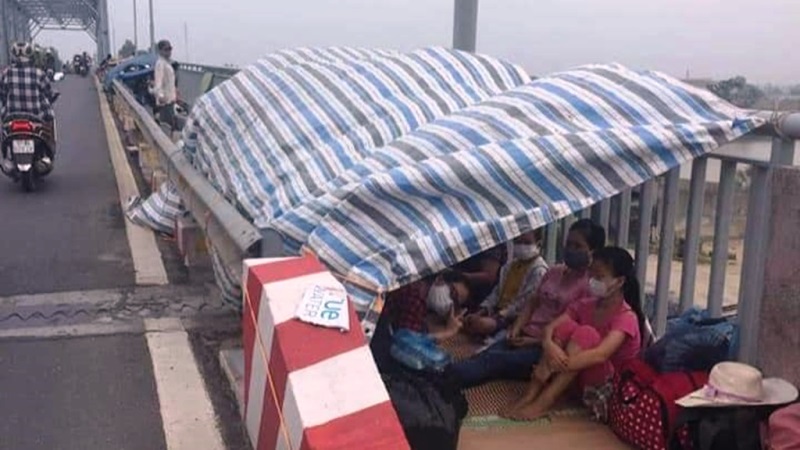 Từ Hà Nội về, nhiều người Thái Bình 'mắc kẹt' dựng lều ngủ trên cầu - Ảnh 1.