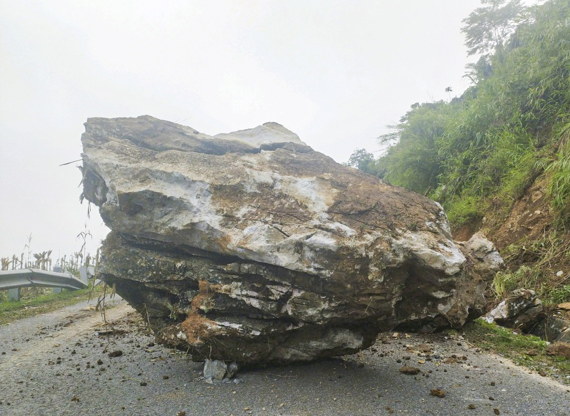 Khắc phục sự cố đá lớn rơi khiến Quốc lộ 279 ách tắc giao thông 1 giờ đồng hồ ở Điện Biên - Ảnh 1.