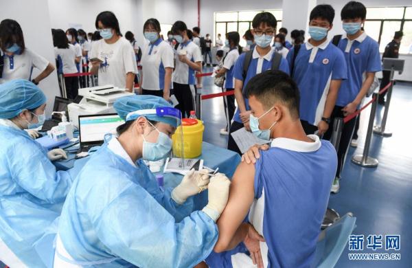 Biến thể Delta hoành hành, Trung Quốc tăng tốc tiêm vaccine Covid-19 cho thanh thiếu niên - Ảnh 1.