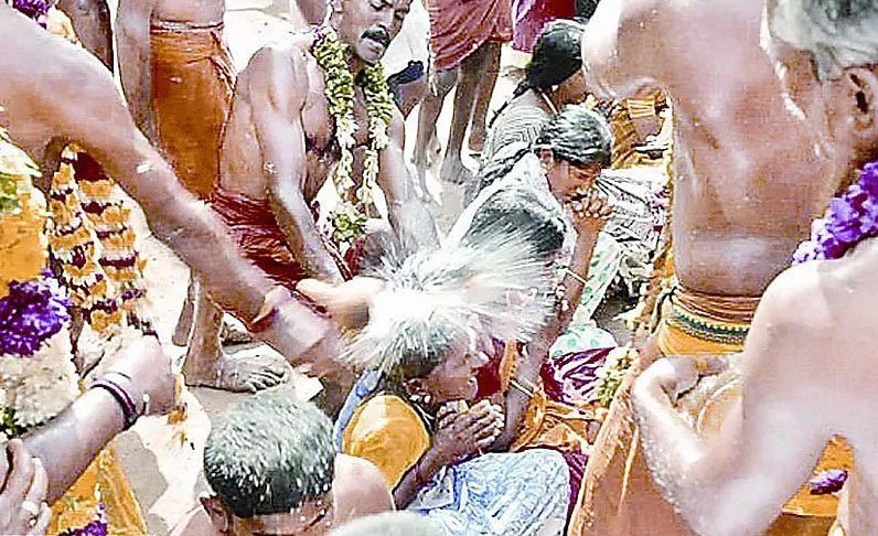 Rợn người 5 lễ hội, nghi lễ kỳ quái ở Ấn Độ - Ảnh 4.