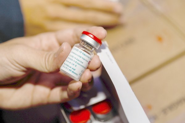 Thêm gần 600.000 liều vaccine AstraZeneca về Tân Sơn Nhất - Ảnh 1.