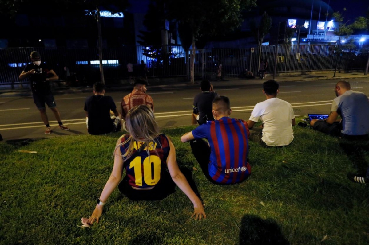 CĐV Barca bật khóc nức nở khi chính thức mất Messi - Ảnh 1.