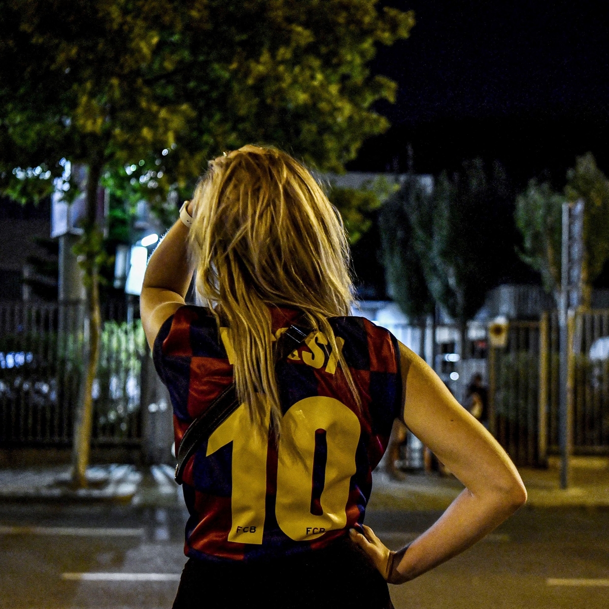 CĐV Barca bật khóc nức nở khi chính thức mất Messi - Ảnh 6.