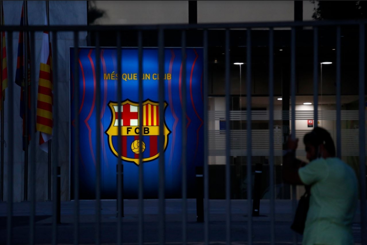 CĐV Barca bật khóc nức nở khi chính thức mất Messi - Ảnh 5.