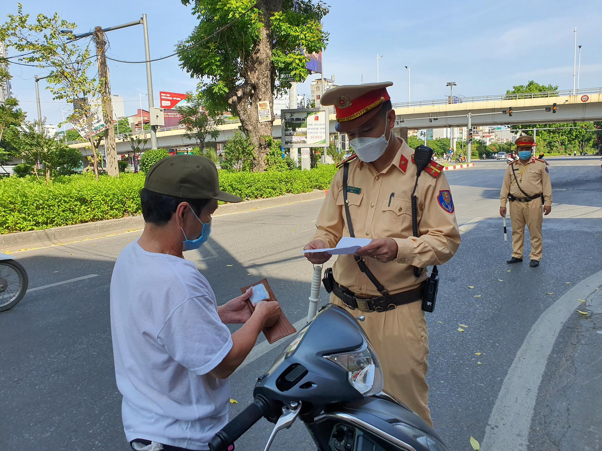 Ngày 7/8, Hà Nội xử phạt 842 trường hợp vi phạm giãn cách xã hội - Ảnh 2.